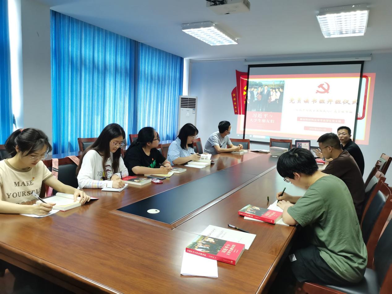 党员同志们仔细研读《习近平与大学生朋友们》场景